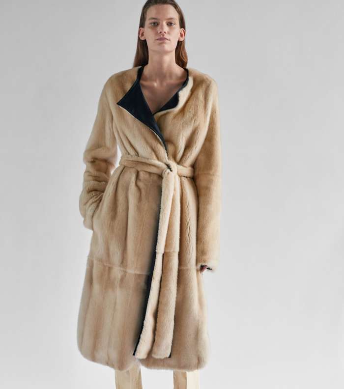 معطف الفرو باسلوب الروب مع حزام الكيمونو من مجموعة سيلين Resort 2017