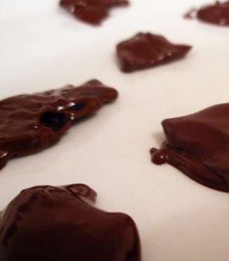 يمتزج طعم اللحم المقدد المدخّن بسلاسة الشوكولاتة! طعم قد يستحقّ التجربة!