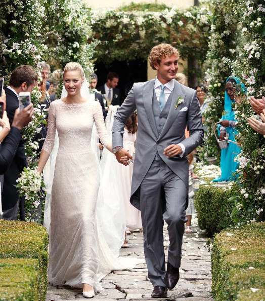 الأميرة بياتريس تتألق بثوب جورجيو أرماني