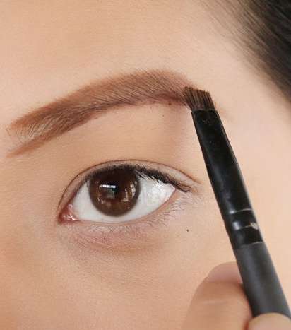 كيف ارسم حواجبي بالصور