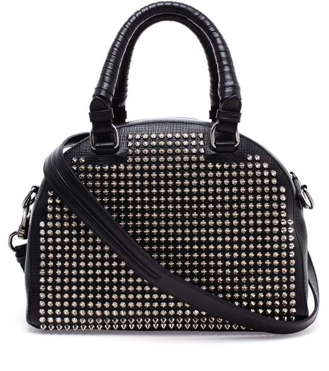 تألقي في صيف 2013 بحقيبة كريستيان لوبوتان من المسامير