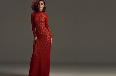 لارا اسكندر تتالق بموضة الفستان الـ Mesh بالقصة المستقيمة