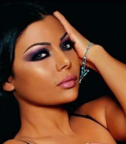 هيفاء وهبي بالشعر الاسود لإطلالة عربية