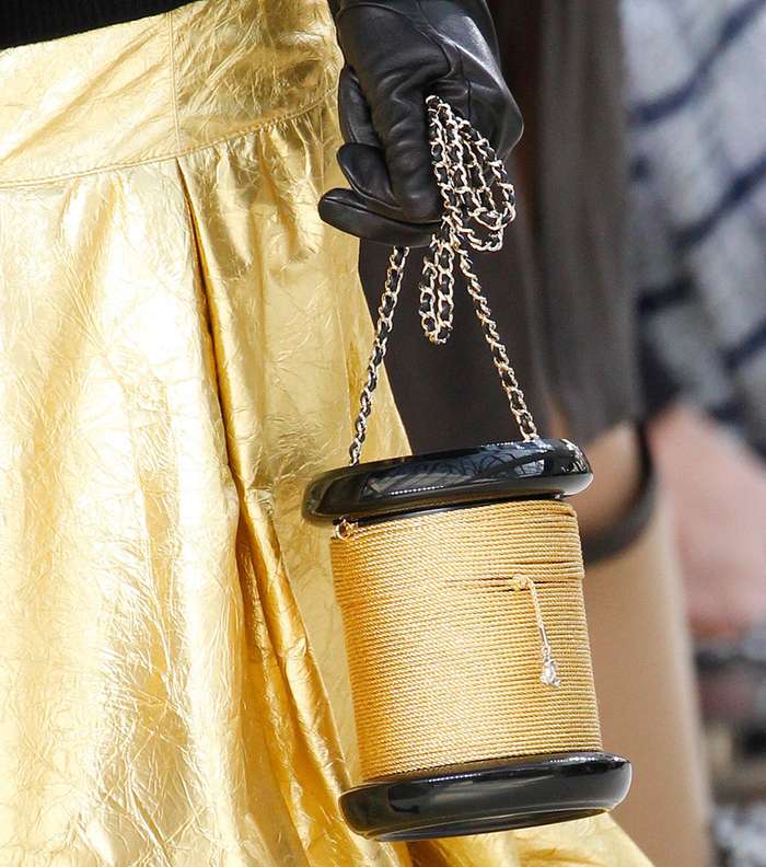 حقيبة CHANEL البيضاوية الشكل وبالقماش المبطن لشتاء 2017