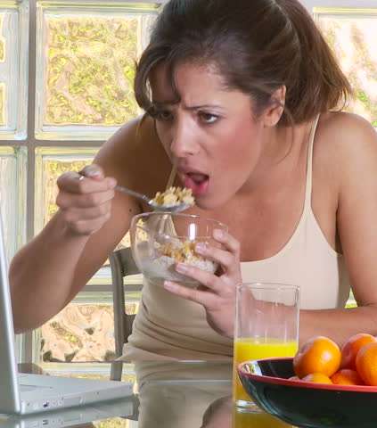 تناول الطعام أمام التلفاز أو أثناء العمل