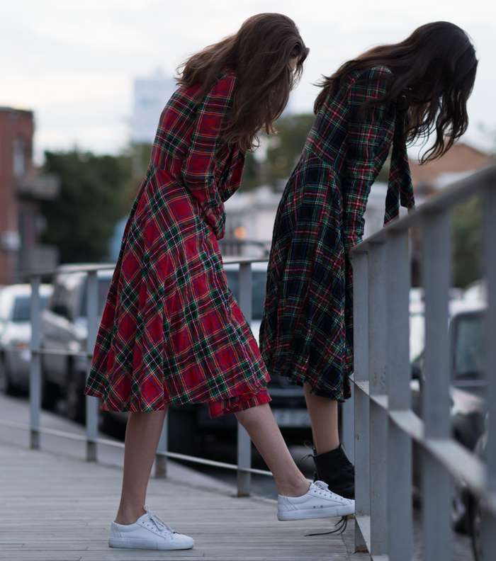 موضة الفساتين المقطعة بنقشة الـ Tartan من شوارع جيورحيا