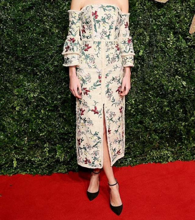 اليكسا شونغ تتالق بفستان مطبع من Erdem في حفل British Fashion Award