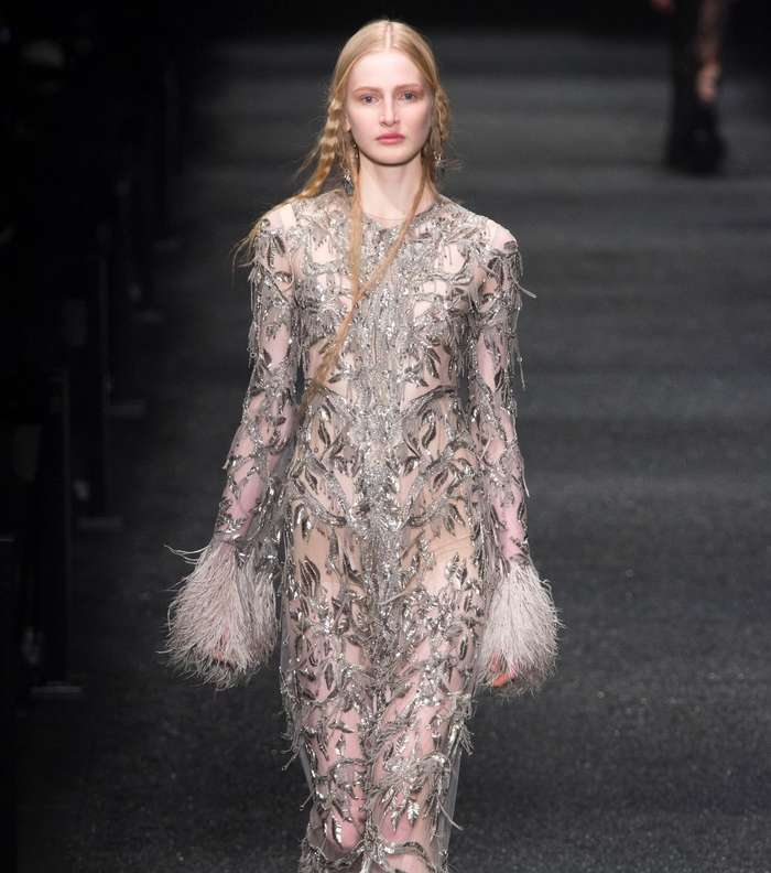الجامبسوت الشفاف المطرز بالاحجار والمزين بالريش في اسفله من الكسندر ماكوين لشتاء 2018
