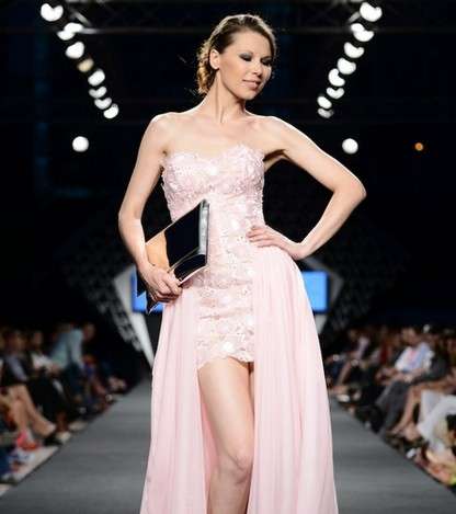 قصات تفيض بالأنوثة خلال العرض 