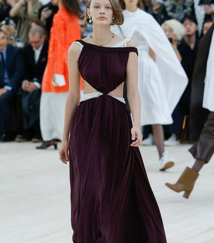 موضة الفستانين فوق بعضهما البعض من سيلين لصيف 2017