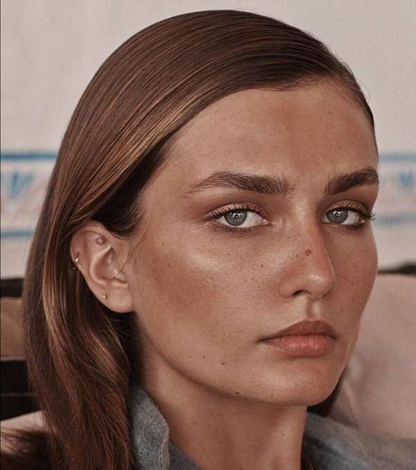 اللمعة على الخدّين أساسيّة لإبرازهما