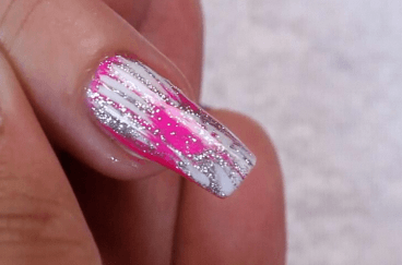 كيف تحصلين على أظافر مزخرفة؟