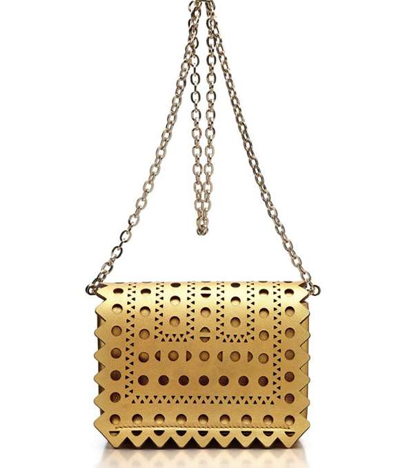 اختاري لربيع 2013 حقيبة Stuart Weitzman الميتاليكيّة