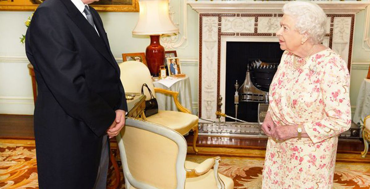 صورة غير منشورة للأمير هاري وميغان ماركل في غرفة جلوس الملكة إليزابيث!