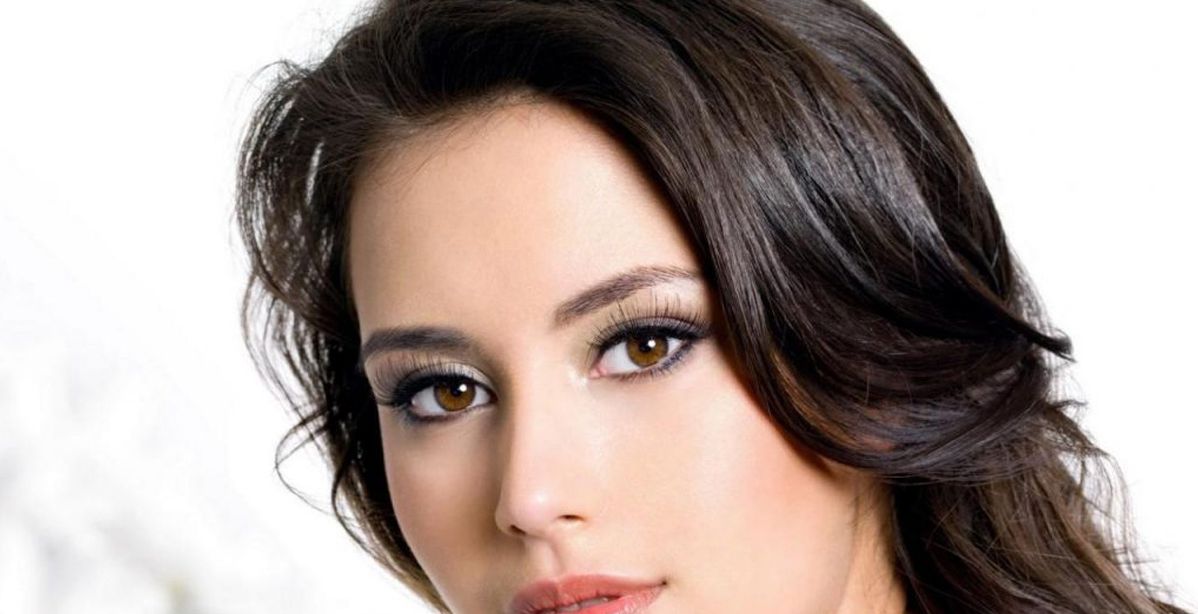 خطوات ماكياج تخفي الرؤوس السوداء عن الأنف وتمنع لمعانه