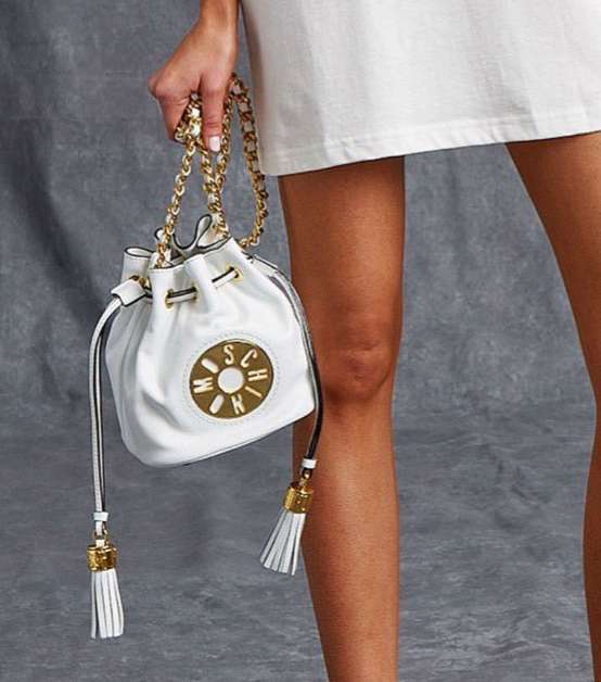 حقيبة Bucket مميزة من توقيع موسكينو من مجموعة Resort 2016
