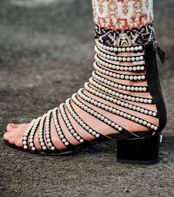 احذية مسطحة مع شرائط من CHANEL من مجموعة Metiers D'art 2016