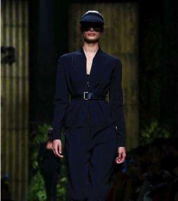 موضة البدلة الرسمية مع الحزام الجلدي على الخصر من ماكس مارا لصيف 2017