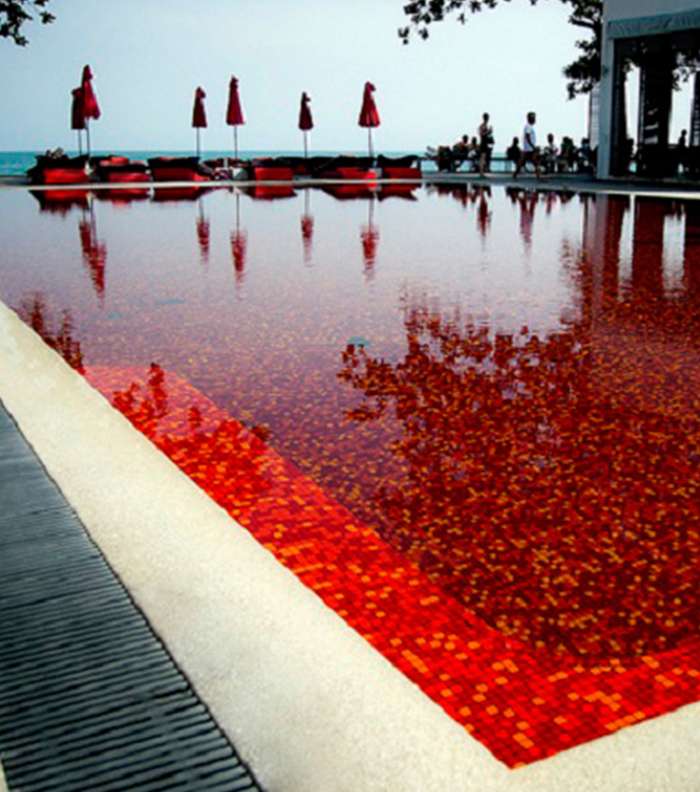 حوض السباحة الأحمر
