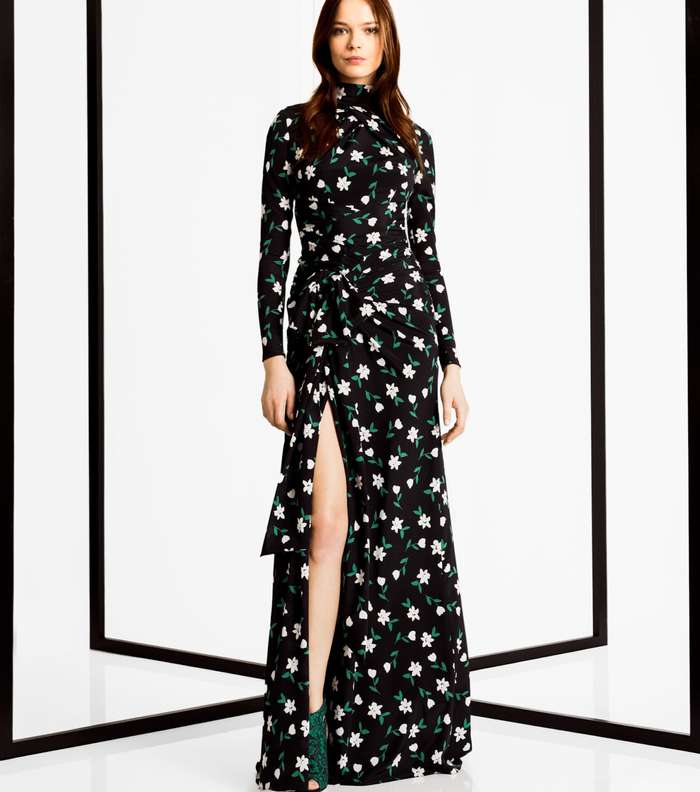 موضة الفساتين المطبعة بالازهار مع الشق الطويل على الساق والاكمام الطويلة من كارولينا هيريرا