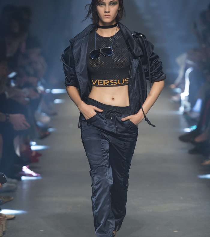 موضة التوب الرياصية القصيرة بموضة الـ Mesh من Versus Versace لصيف 2017