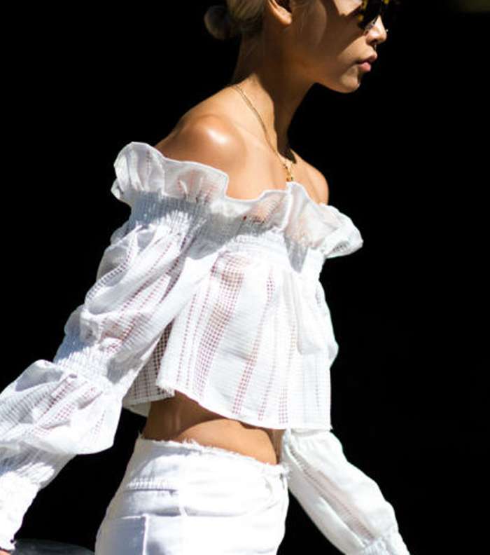 ابرز القصات المختلفة لتوبات Off Shoulders