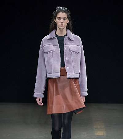 التنورة القصيرة باللون البني