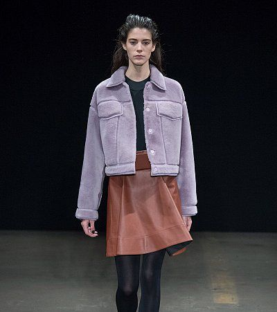 التنورة القصيرة باللون البني