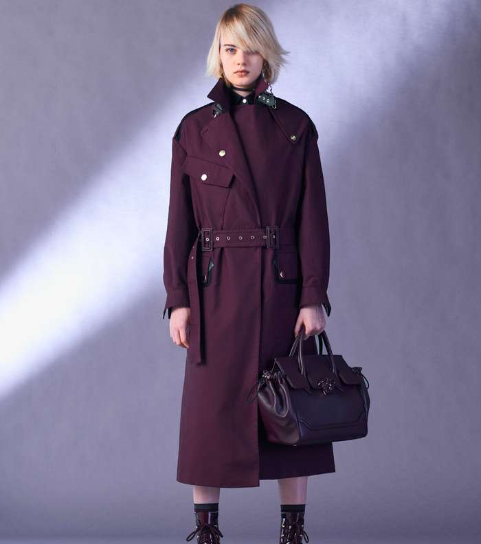 معطف الترنش الكلاسيكي باللون البرغندي من مجموعة فيرساتشي لما قبل خريف 2017