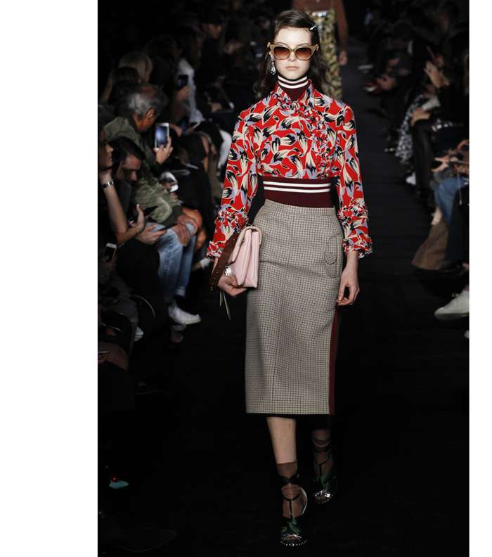 التنورة المقطعة بمربعات صغيرة مع القميص المطبع من No.21 لشتاء 2018