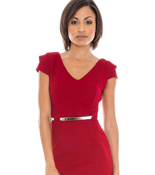 اختاري الحزام الميتاليكيّ للفساتين باللون الأحمر