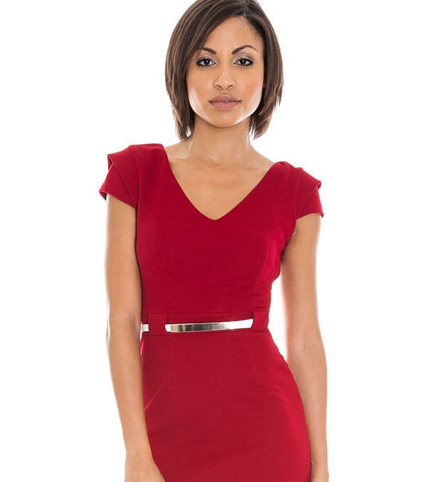 اختاري الحزام الميتاليكيّ للفساتين باللون الأحمر