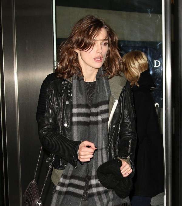 كيرا نايتلي ترتدي شال من Burberry