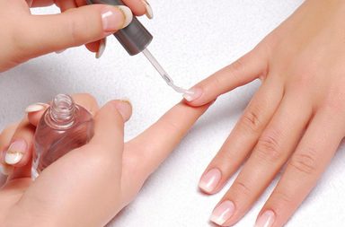 ما هي استعمالات طلاء الأظافر الشفاف غير المتوقعة؟