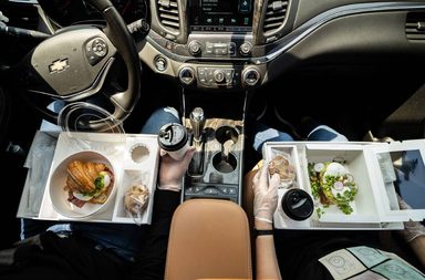 سوسايتي يقدّم فكرة تناول العشاء في السيارة