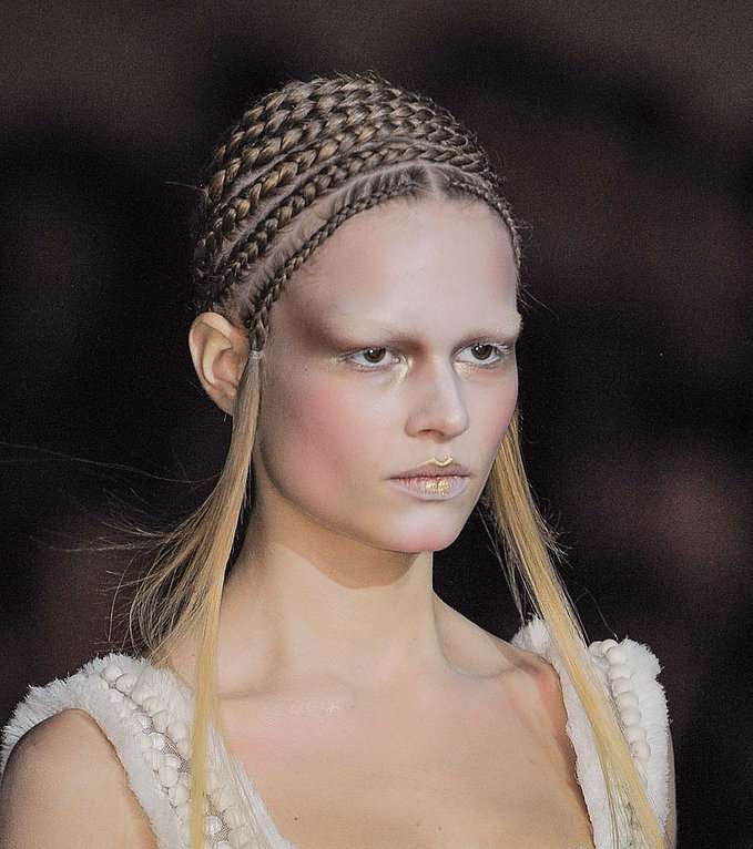 الإطلالة الأغرب مع Alexander McQueen