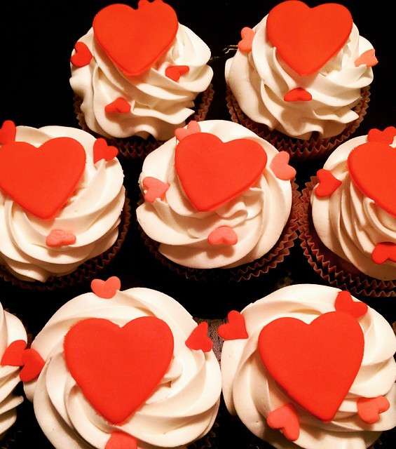 اختاري الكب كيك المزينة بالقلوب