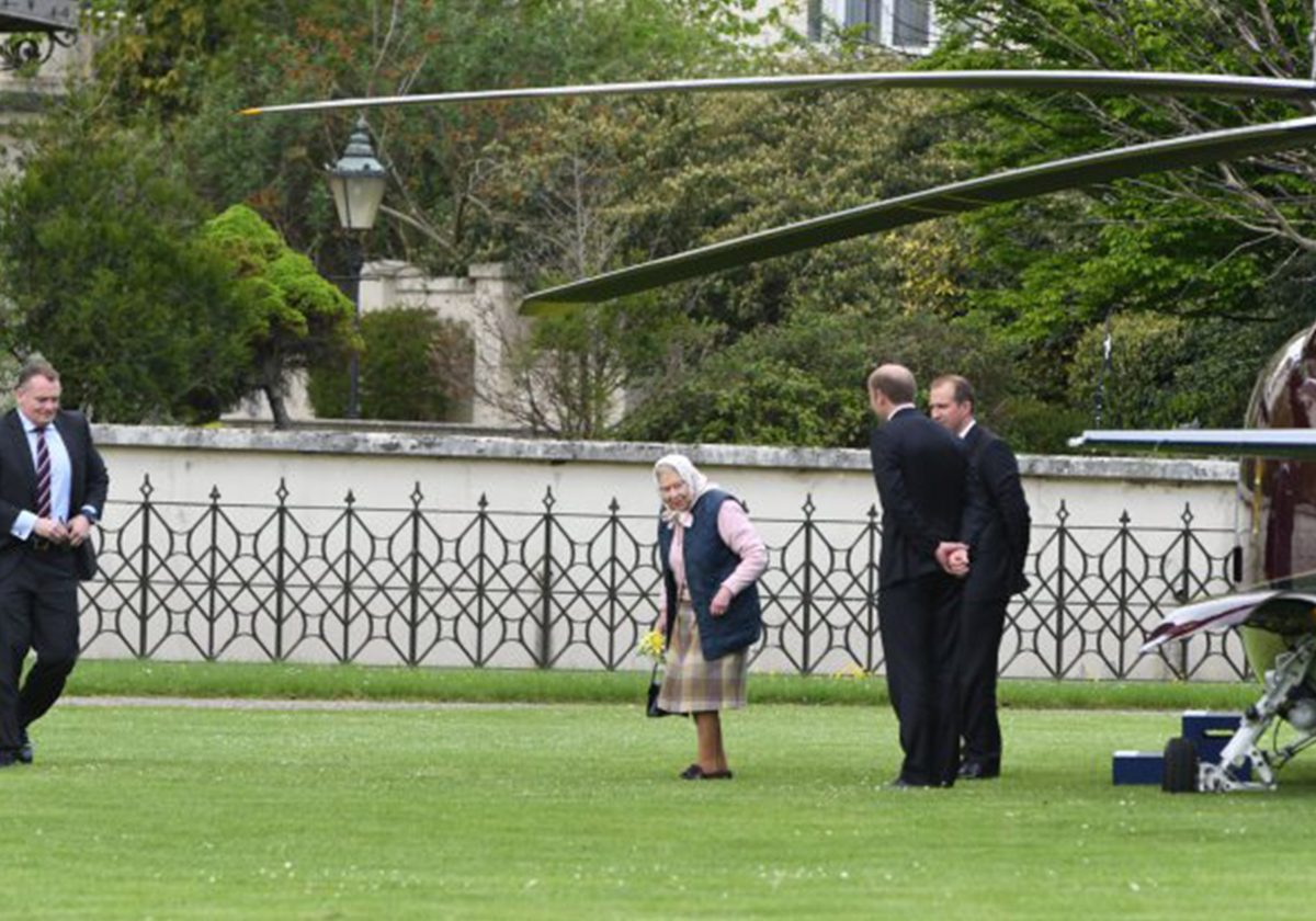 الملكة إليزابيث تخسر أناقتها المعهودة وتبدو عجوزاً عادية في زيارتها الى الأمير لويس