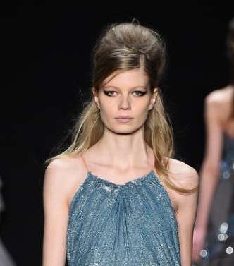 تسريحة شعر أيقونات الزمن الجميل مع Badgley Mischia 