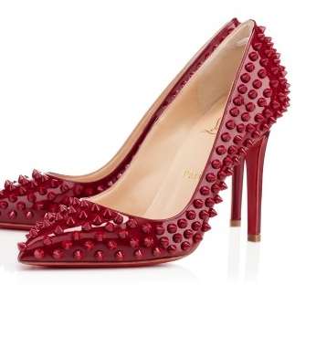 إجعلي إطلالتك ملفتة من خلال ارتداء أحذية كريستيان لوبوتان باللون الأحمر