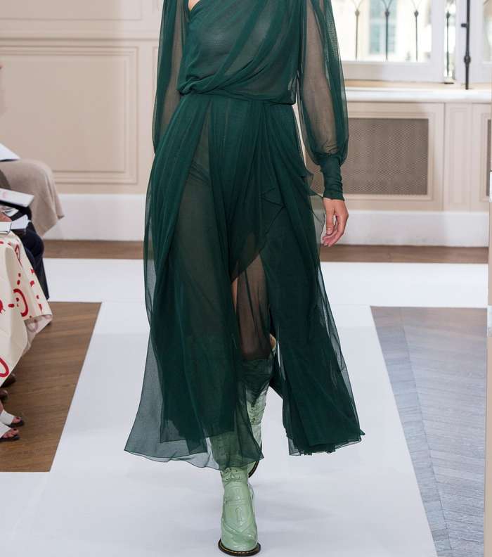 فستان التول مع الشال على الرقبة من شياباريلي لشتاء 2018