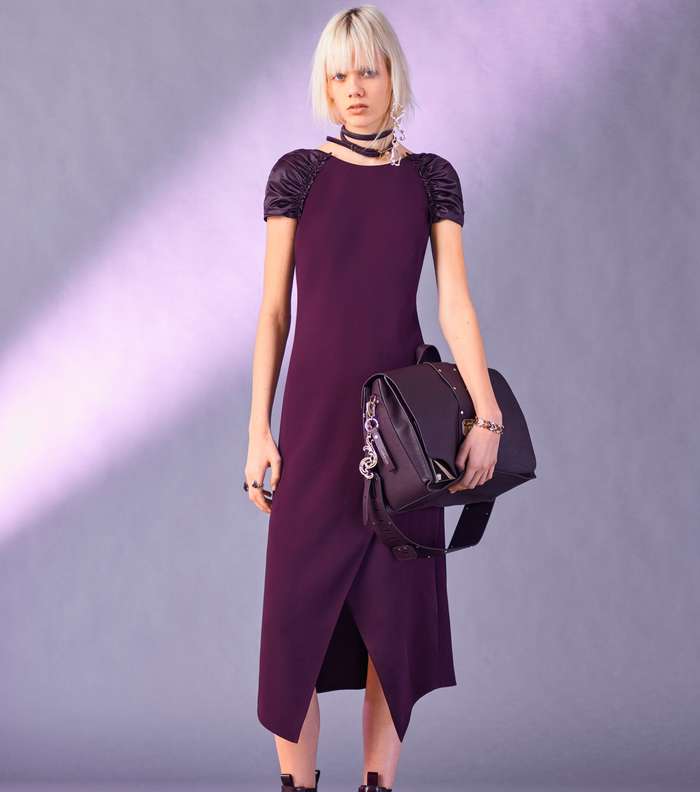 الفستان متوسط الطول مع شق قصير من مجموعة فيرساتشي ما قبل خريف 2017