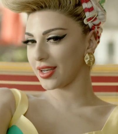 بالصور، ميريام فارس وإطلالات ماكياج ستينيّة