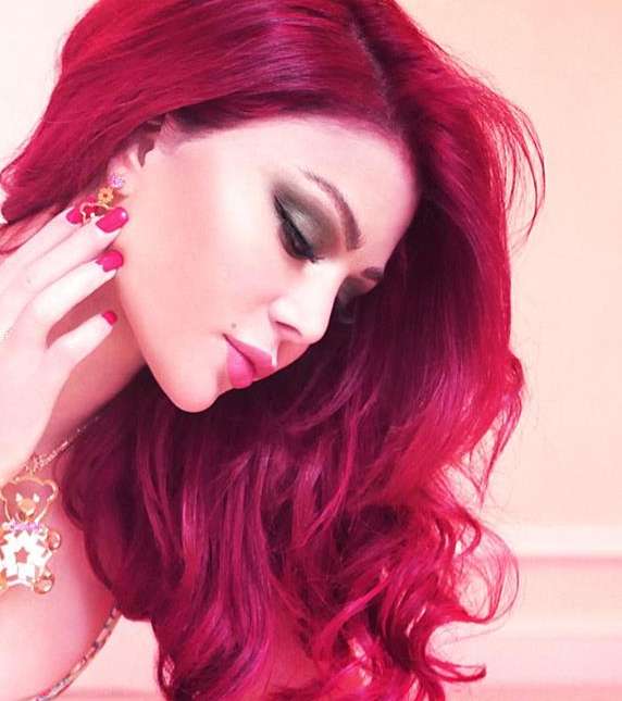 هيفاء وهبي تعتمد المكياج السموكي مع شعرها الأحمر