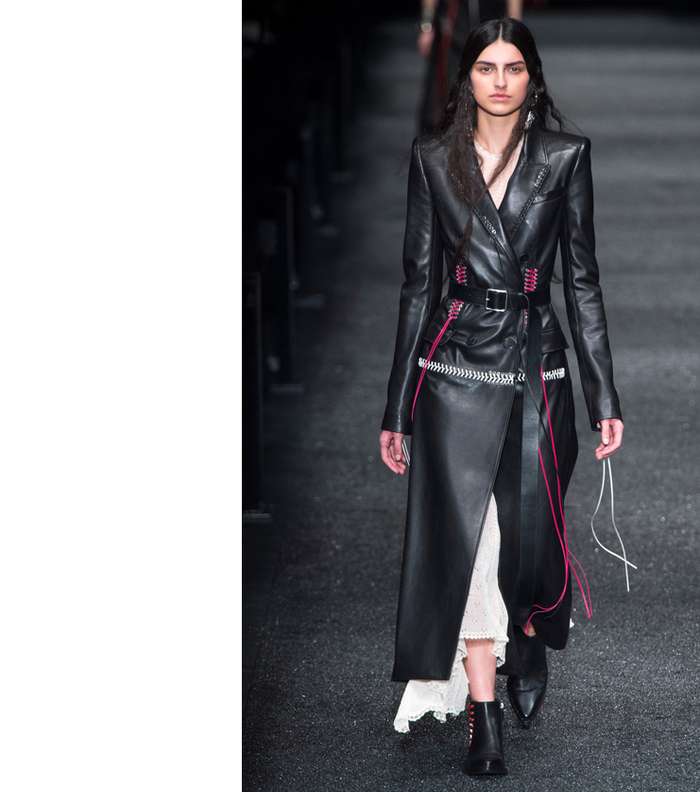 تصاميم مميزة من الكسندر ماكوين لشتاء 2018