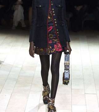 اعتمدي موضة جاكيت الدنيم بالاسلوب العسكري من بربري