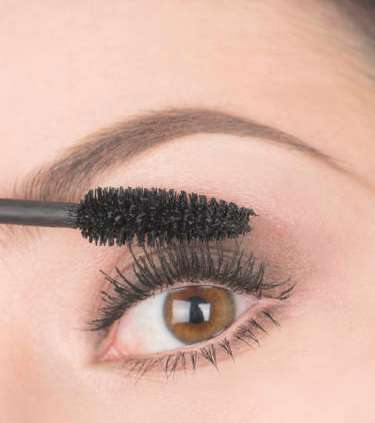 خامساً: وضع الماسكارا من جديد على الرموش المشبعة ببودرة الأطفال