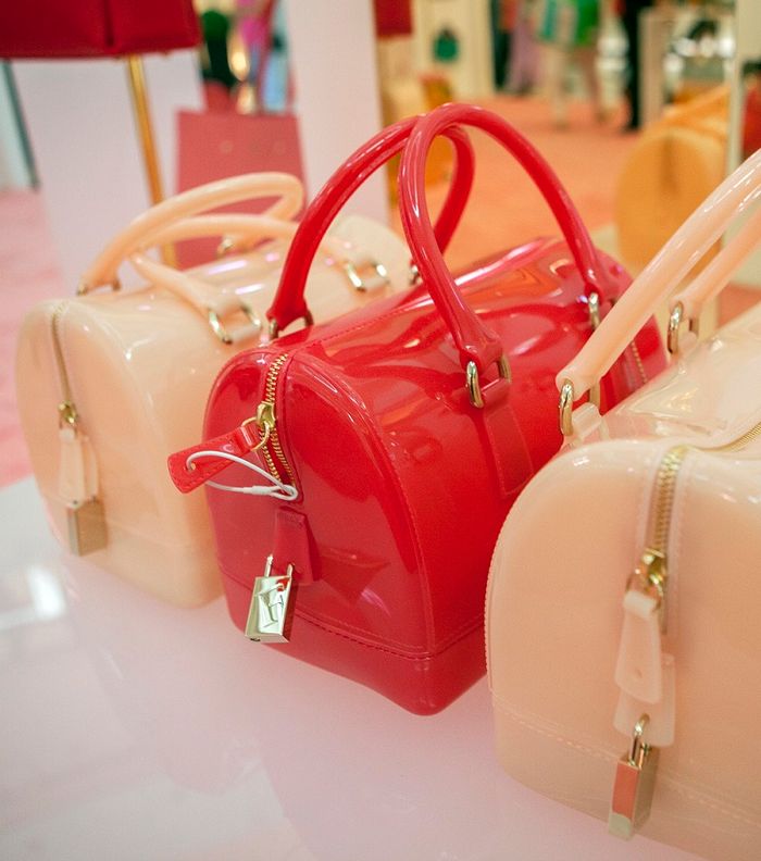 تألقي بحقائب Furla Candy الملوّنة