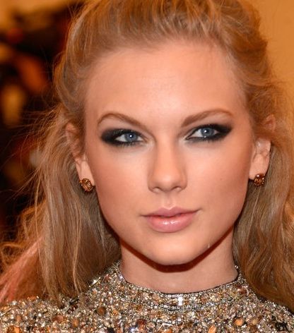 تايلور سويفت مع التسريحة النصفيّة وماكياج السموكي