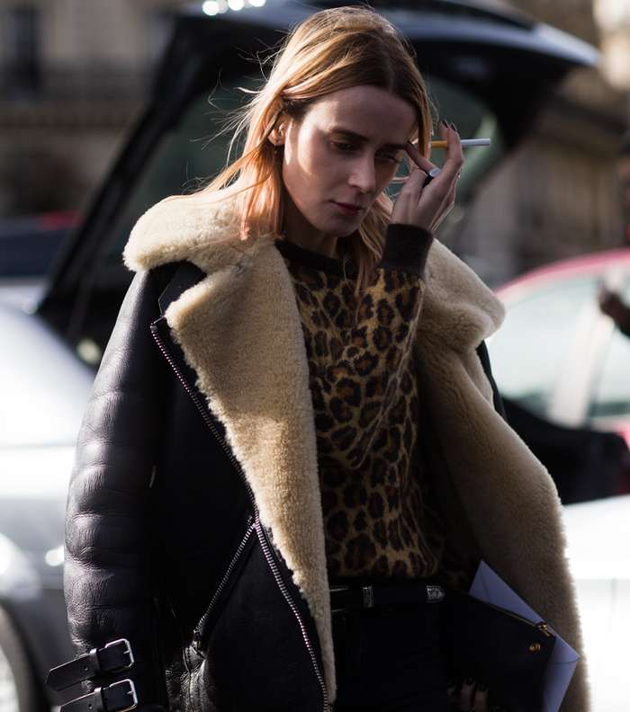 معطف الكنزة المطبعة بنقشة النمر من شوارع باريس خلال اليوم الأول من أسبوع الموضة الباريسي